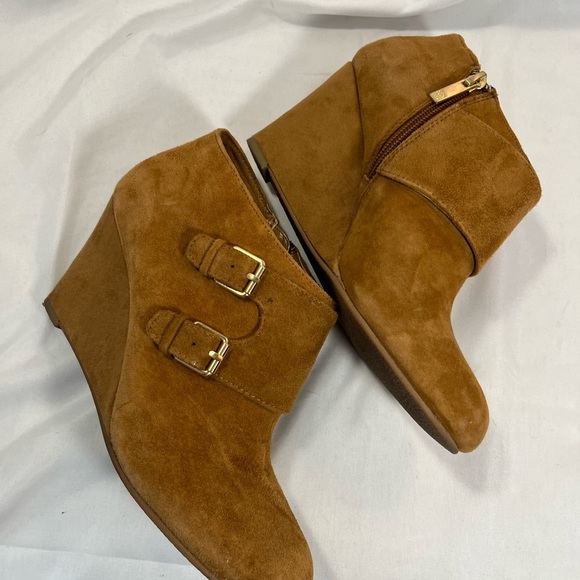Anne Klein “AKTAYLOR” Caramel Wedge Booties - Picture 2 of 11
